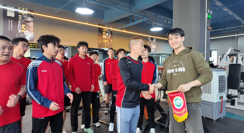 赞助牛肉 免费场地 神农架文旅局送队旗致谢商户助力“楚超”